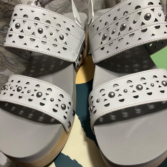 Sandals - Picture 2 of 3